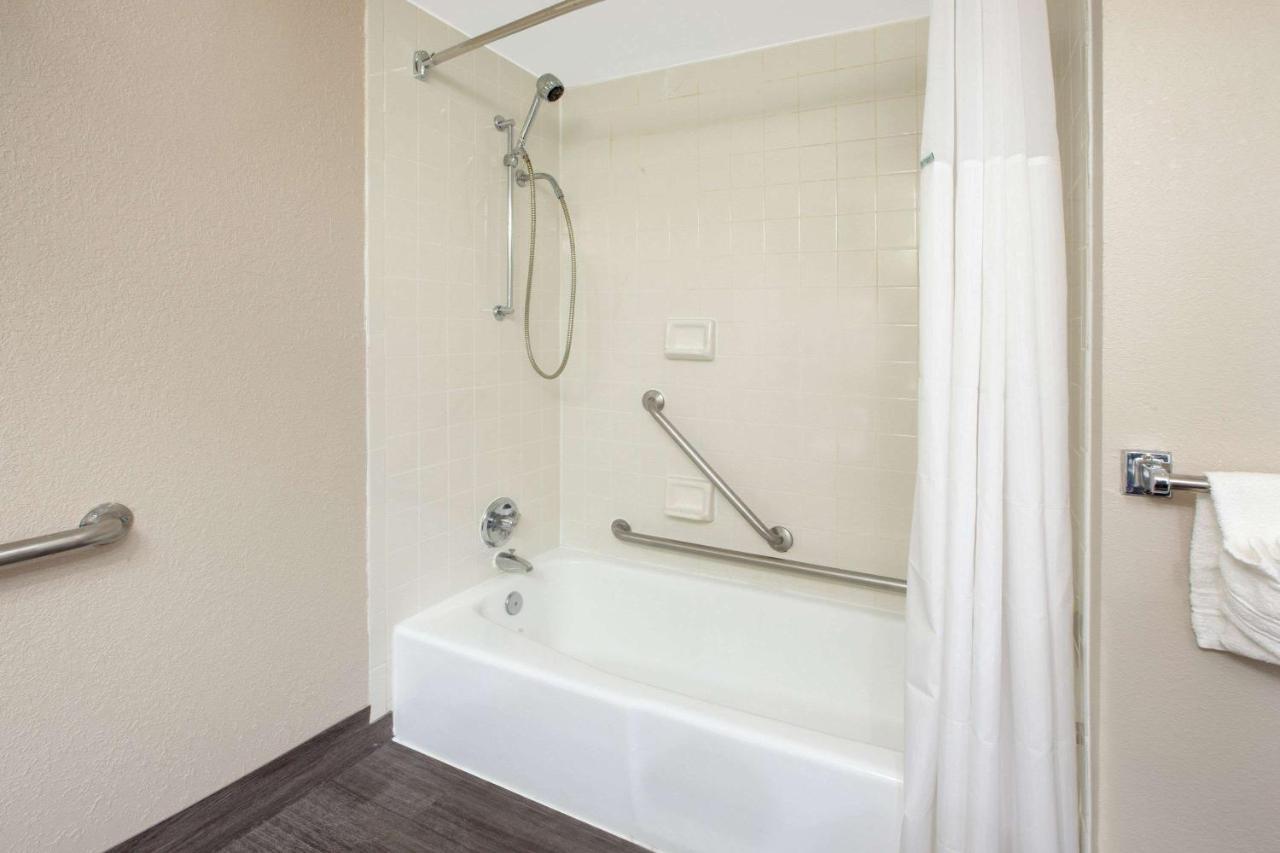 Hotel Baymont By Wyndham Grand Rapids Near Downtown Wyoming