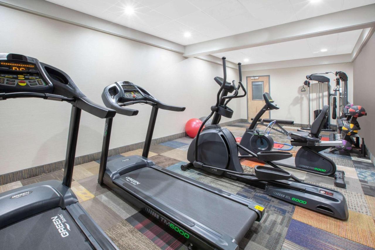 Hotel Baymont By Wyndham Grand Rapids Near Downtown