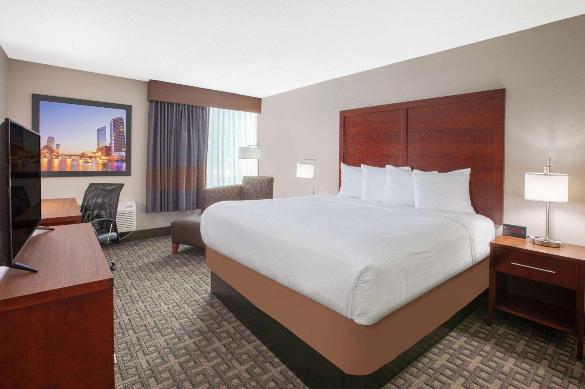 Hotel Baymont By Wyndham Grand Rapids Near Downtown 2*